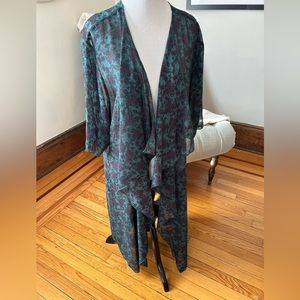 LulaRoe Shirley Kimono. Size Medium. Gorgeous print.